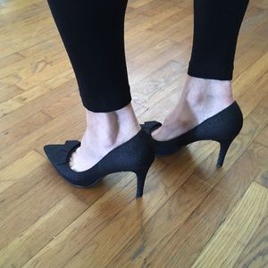 Ann Marino textured black pump with bow. Size 8.5
